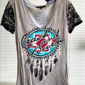 Cute T shirt to wear with jeans! Lacey sleeves.